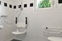 Das Badezimmer des Behindertengerechtes Ferienhauses fr 24 Personen in Witteveen und Holland